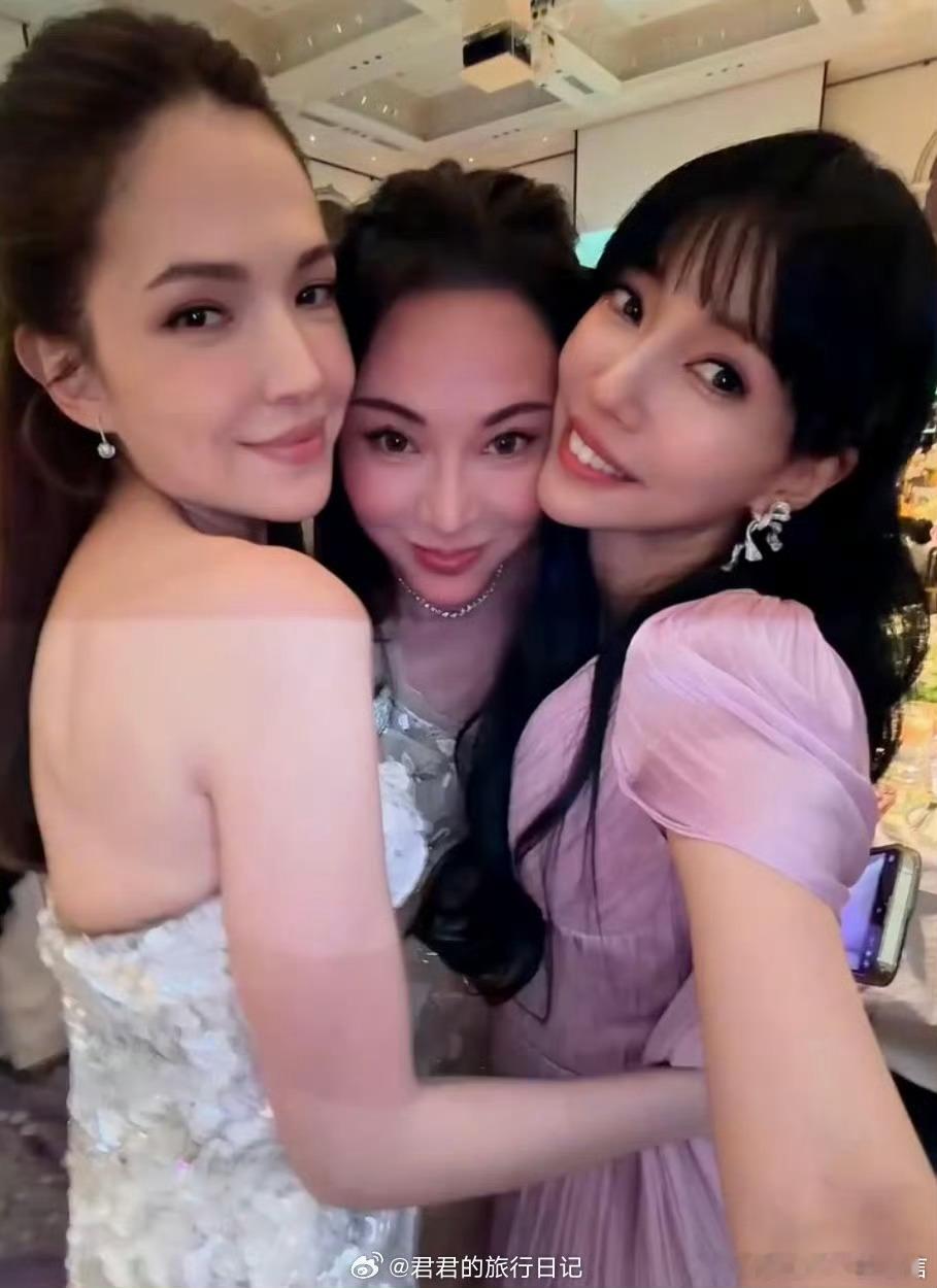 李靓蕾晒邱泽许玮宁婚礼现场照李靓蕾晒与邱泽许玮宁合照好热闹