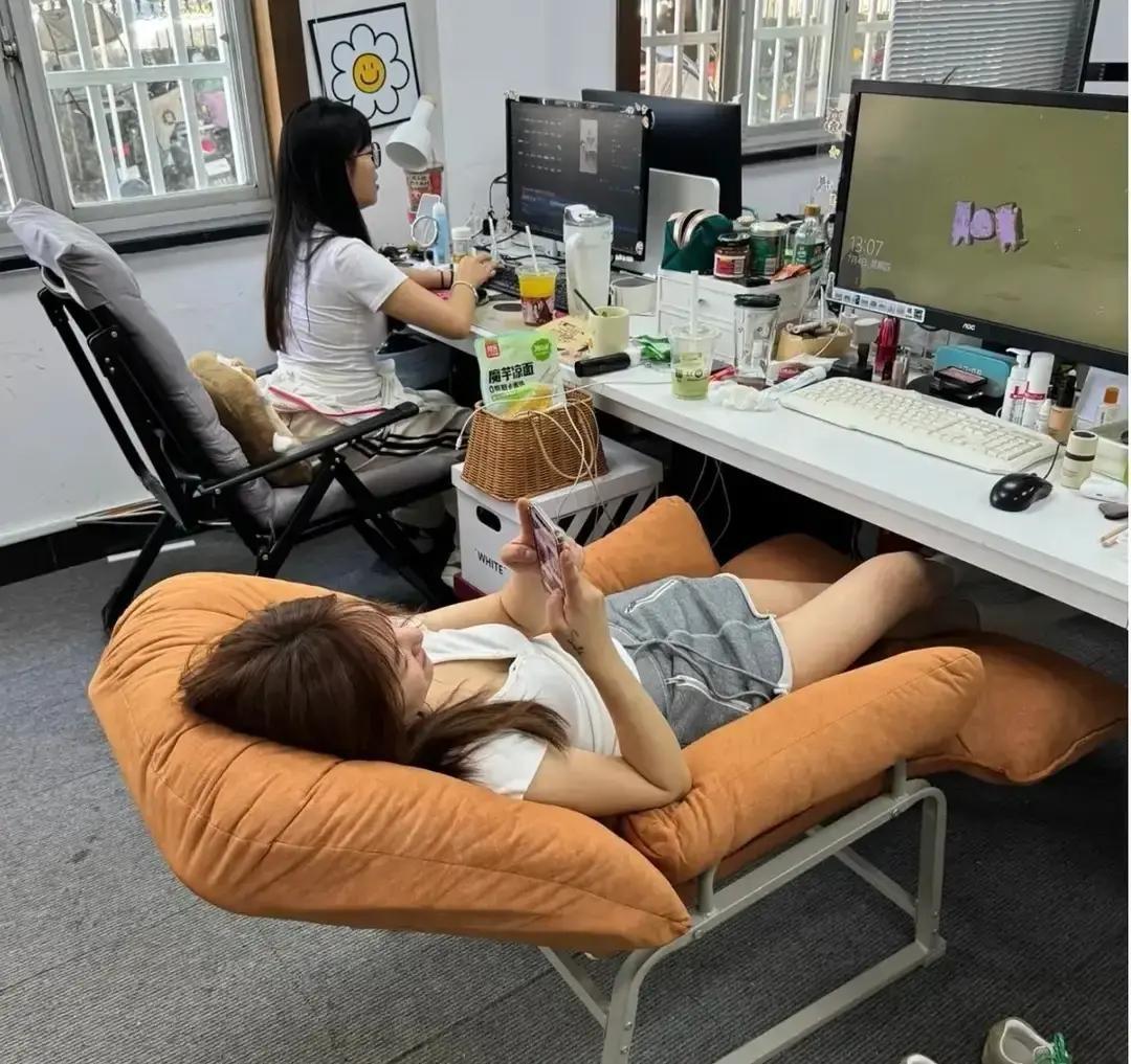 月薪8万的技术男，用公司电脑给自家公司做外包，一口气收了8万，被老板当场抓到。