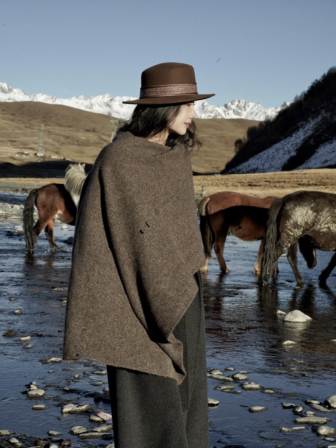 在雪山的凝视下，感受生命的奔放与灵性