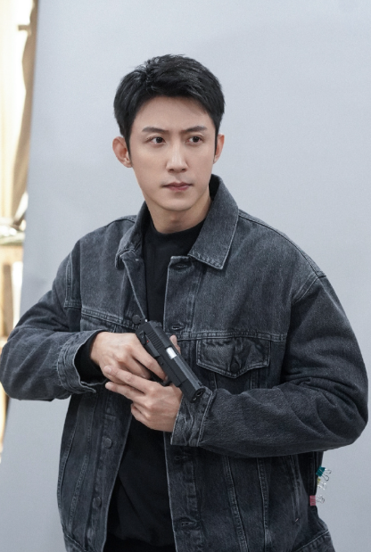 秦枫跟嫌疑人说话也很有一套，表面云淡风轻，实际上句句带刺，两句话就把对方的心理防