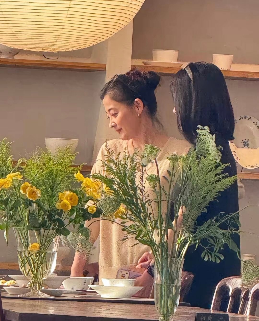 51岁梅婷景德镇和好友热聊，现实中真人气质很好，化着淡淡的妆容，皮肤白皙，虽然老