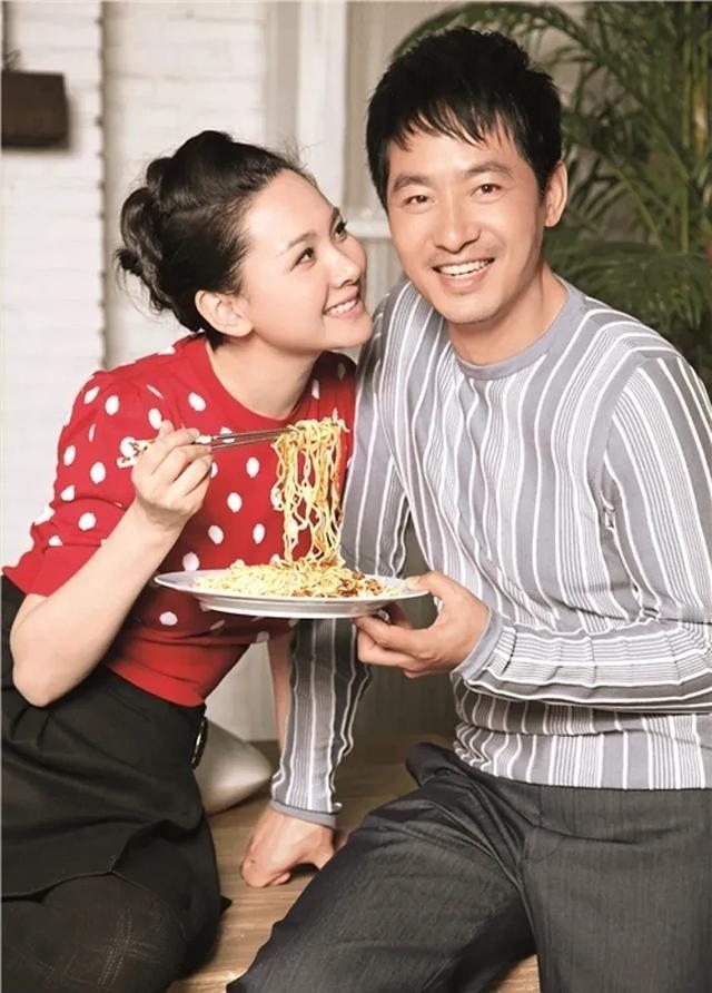 当年，郭晓冬和程莉莎结婚后，他发现程莉莎与别的女人很不一样。一天早上，郭晓冬准备