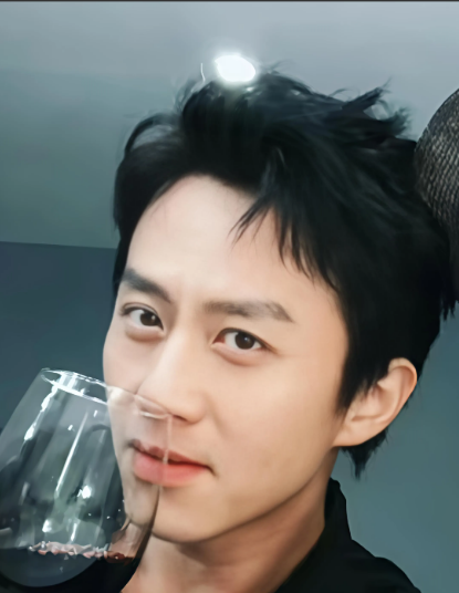 果然，网友说的一点都没有错！超哥还真是藏不住一点事！你看吧，昨天晚上跟鹿晗