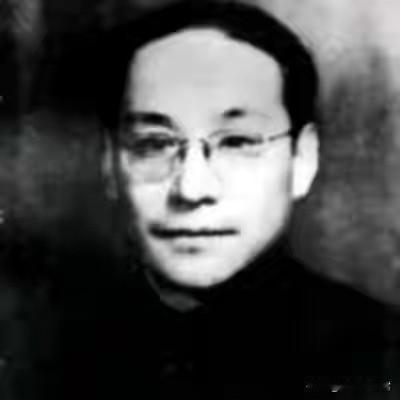 1955年，北京功德林监狱。一名戴眼镜、穿旧蓝布衫的中年男人，在审讯室写下最后一
