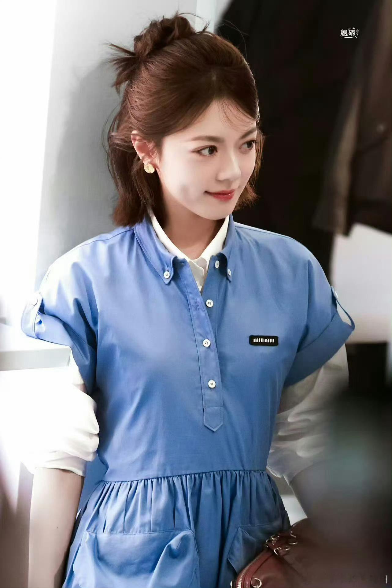 赵今麦好乖的洋娃娃赵今麦蓝色学院风连衣裙赵今麦这身蓝色学院风连衣裙绝了！乖巧得