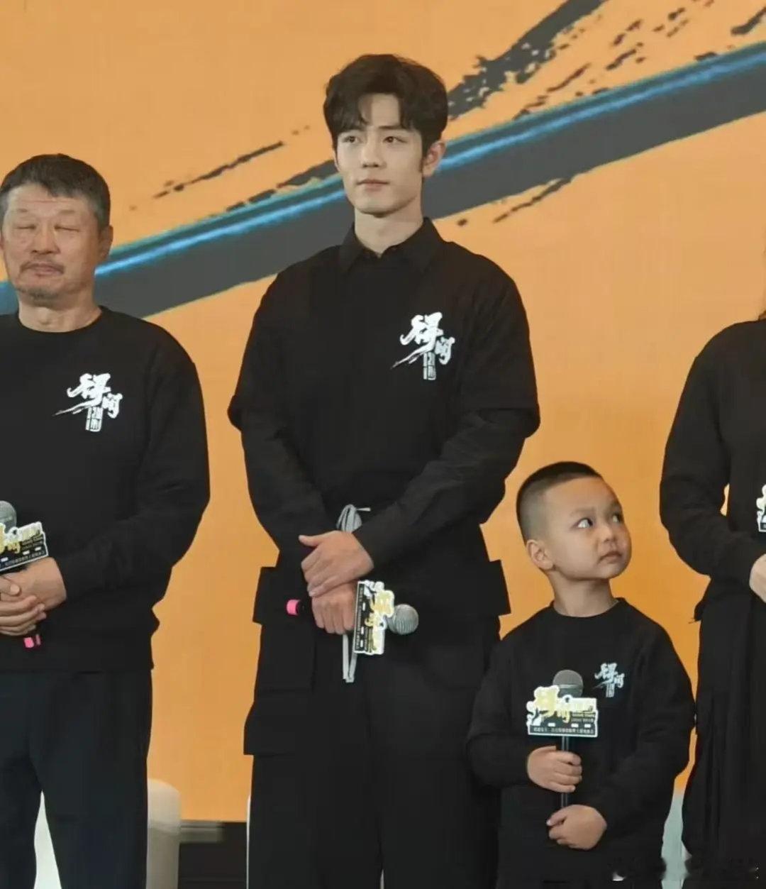 关晓彤说一定会二刷得闲谨制摄影朋友去了《得闲谨制》主创见面会她亲眼看到了肖战，回