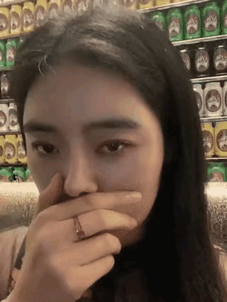 不笑的话还好点