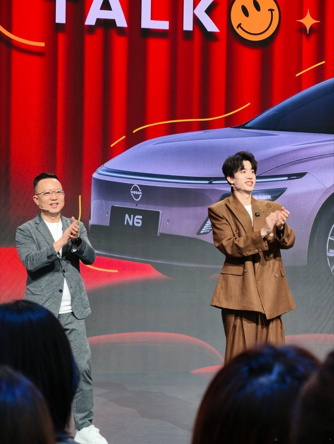 笑死我了。脱口秀演员：天籁…刘总：天籁鸿蒙脱口秀演员：这个鸿蒙都认识啊，这个对面