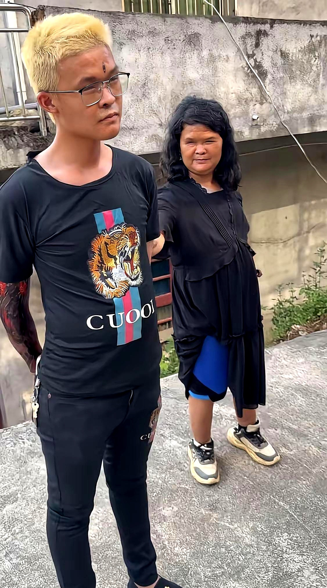 范小勤一家四口合影流出来，直接把网友看愣了，当妈的基因强到可怕，简直开启了全屏“复制粘贴”，愣是把亲