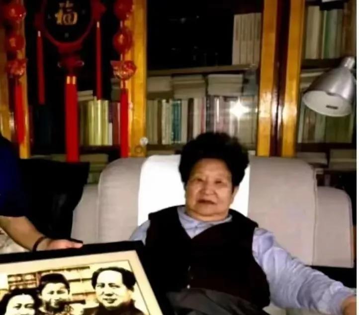 李讷看着小时候的照片，当时父母还年轻，整天陪在她身边！照片中的李讷看着很显胖，
