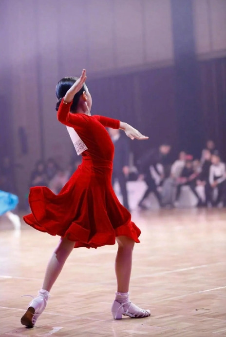 邓超和孙俪的女儿叫邓涵一，小名小花。11岁，162cm，就读上海耀中中外籍人