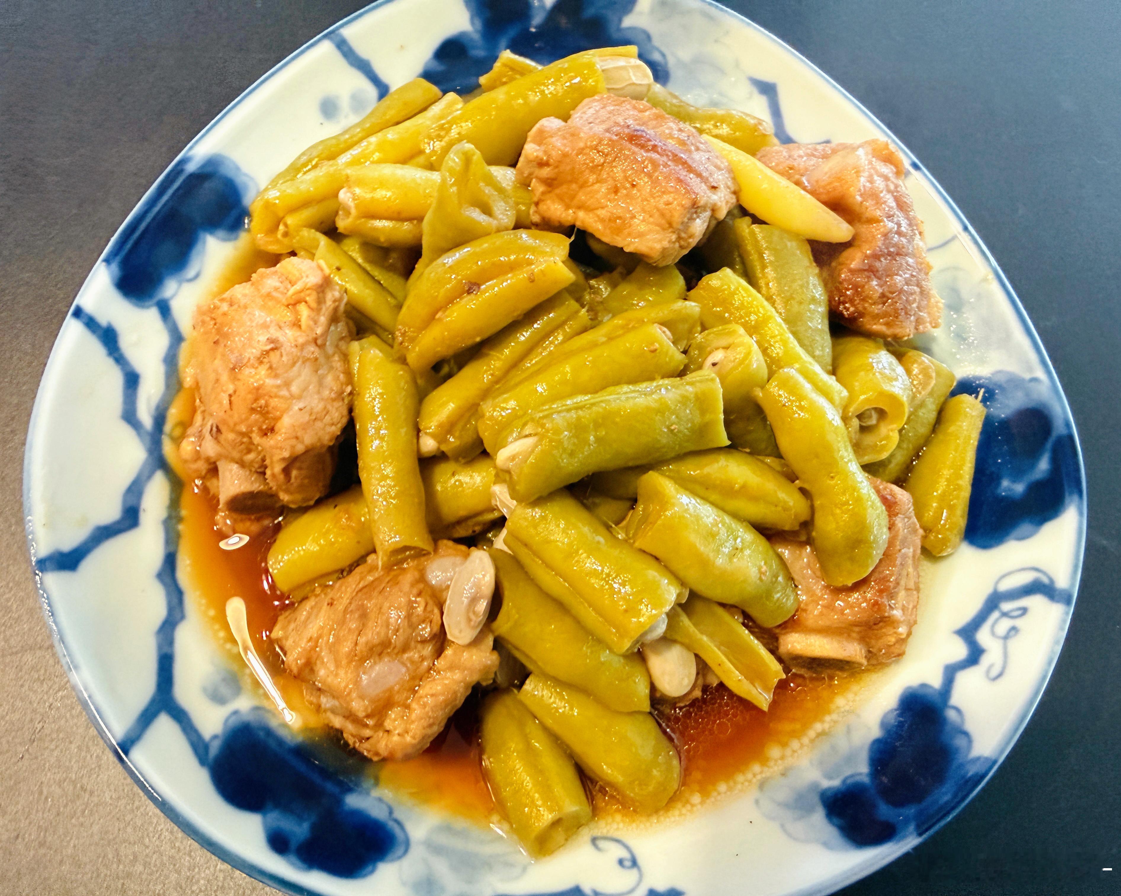 前几天涵爸做了豆角炖排骨，水水的一点也不香，他一直抱怨应该炖五花肉才行。今天中午我自己做了一次，还贴