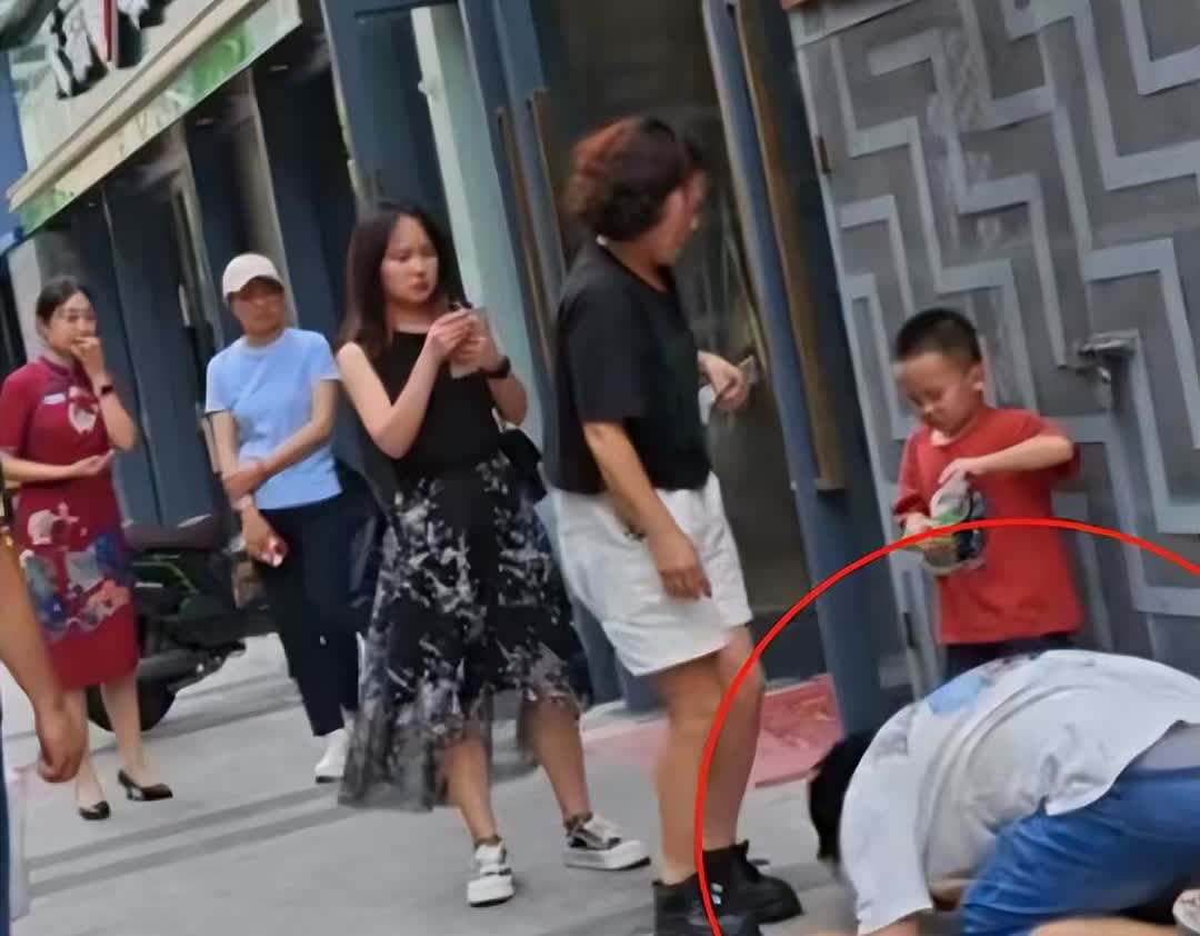 南京街头这一幕太揪心！男子突然跪在妻子面前大哭，身边还站着抹泪的母亲和吓