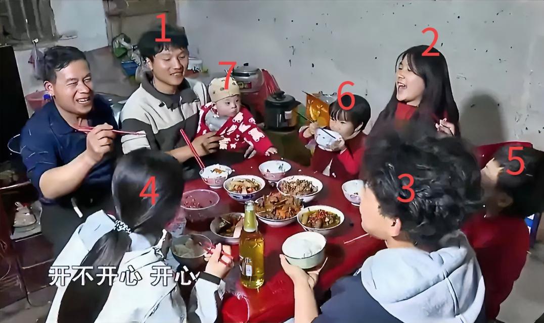 20岁小伙靠卖猪肉养6个弟妹，妈妈又生老七，网友：没钱别生，这父母太狠心！