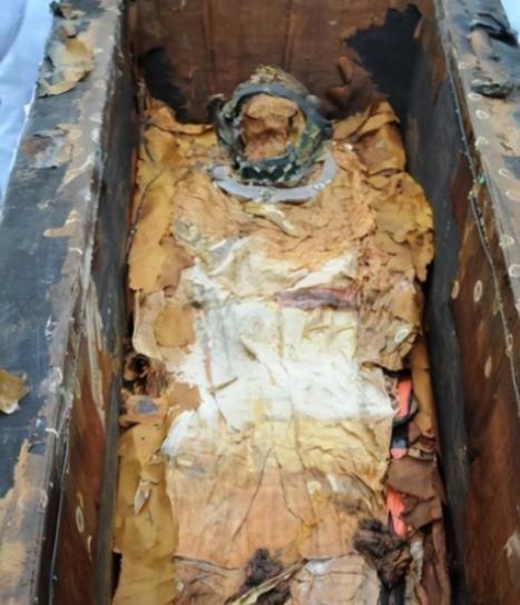 1956年，郭沫若强行打开了万历皇帝的陵墓，没曾想，随后眼前发生的一幕，打得所有