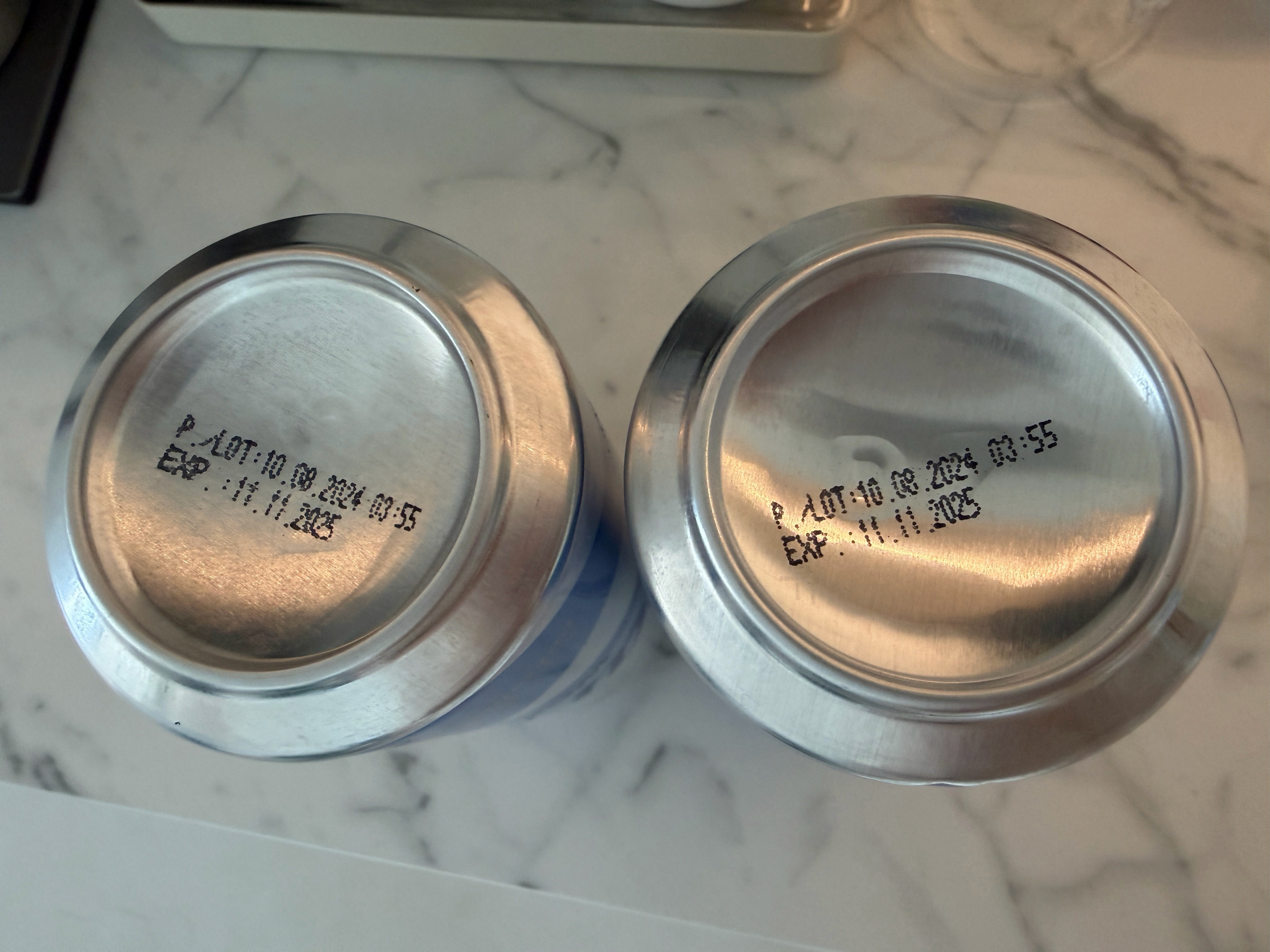 昨天娃都睡了以后，也把我朋友老公一起叫来家里聊天。她老公说不喝红酒，只喝啤酒。胡