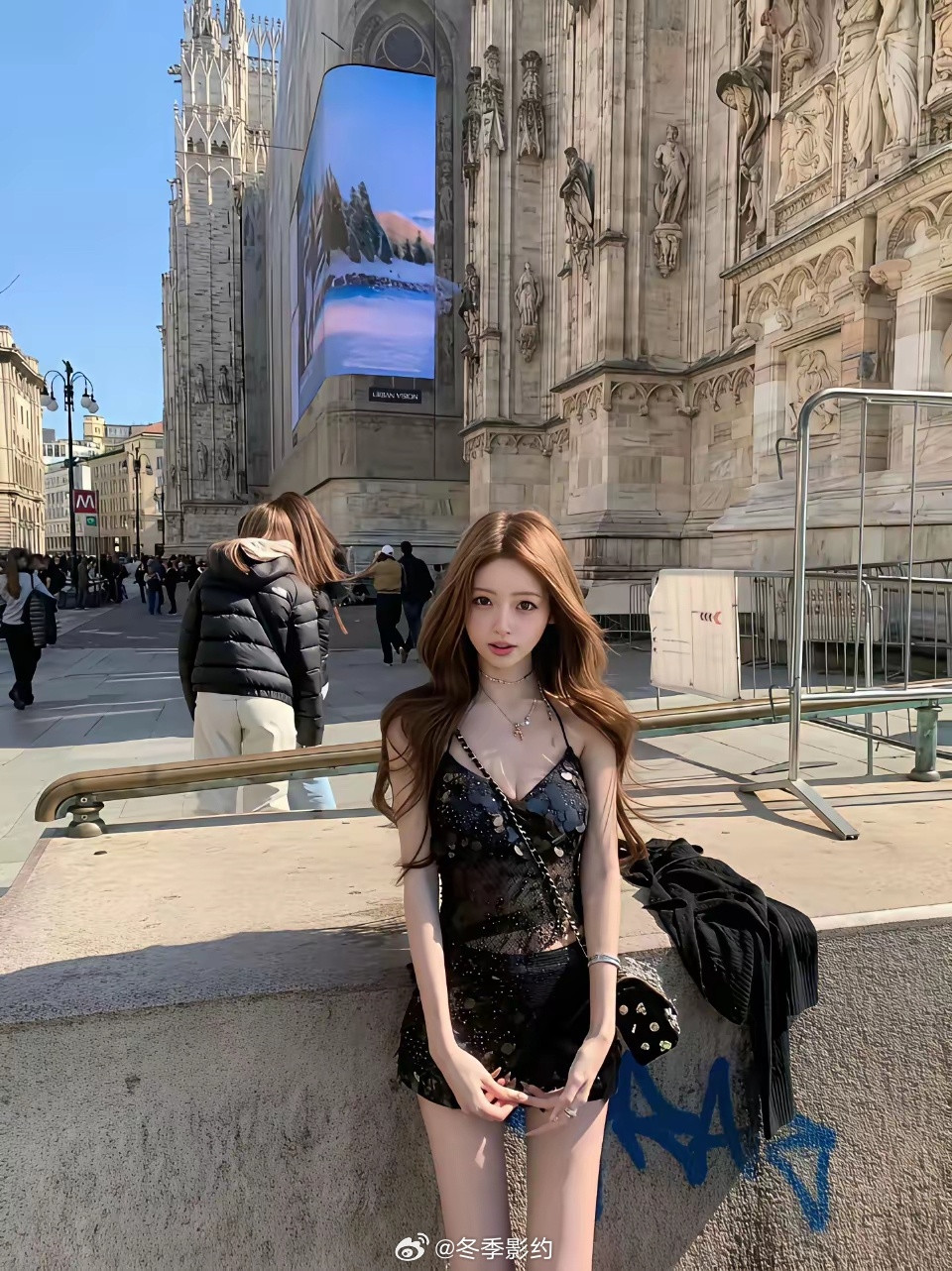 王思聪欧洲游依然带着女友懒懒，女友漂亮的像洋娃娃。她确实是美丽动人啊，当地人都穿