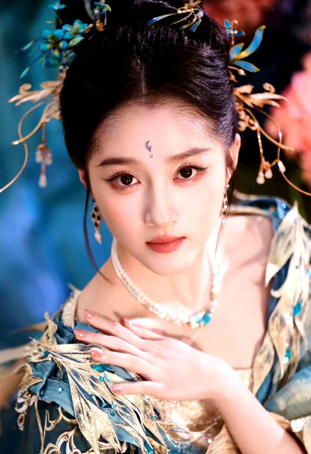 一直以为关晓彤捂嘴是装可爱，知道真相后我脸都红了。很长一段时间，她捂嘴说话都