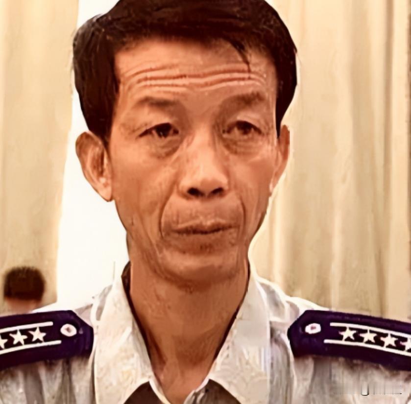 1996年，我国试飞员邹延龄出国试飞飞机，酒会上，一位外籍美女在他耳边轻声说了一
