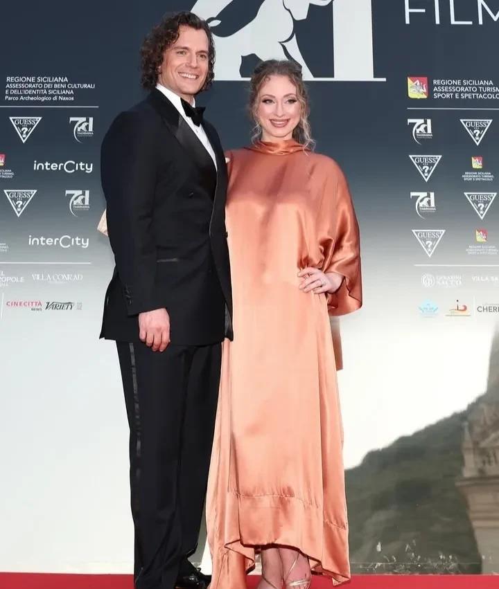 亨利·卡维尔和未婚妻娜塔莉·维斯库索罕见亮相意大利陶尔米纳电影节。两人2021