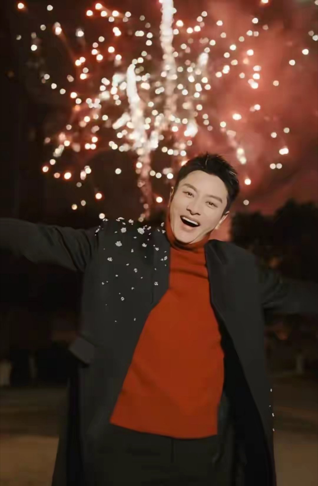 贾乃亮除夕夜晒和女儿甜馨以及家人吃年夜饭合影，一家人幸福满满