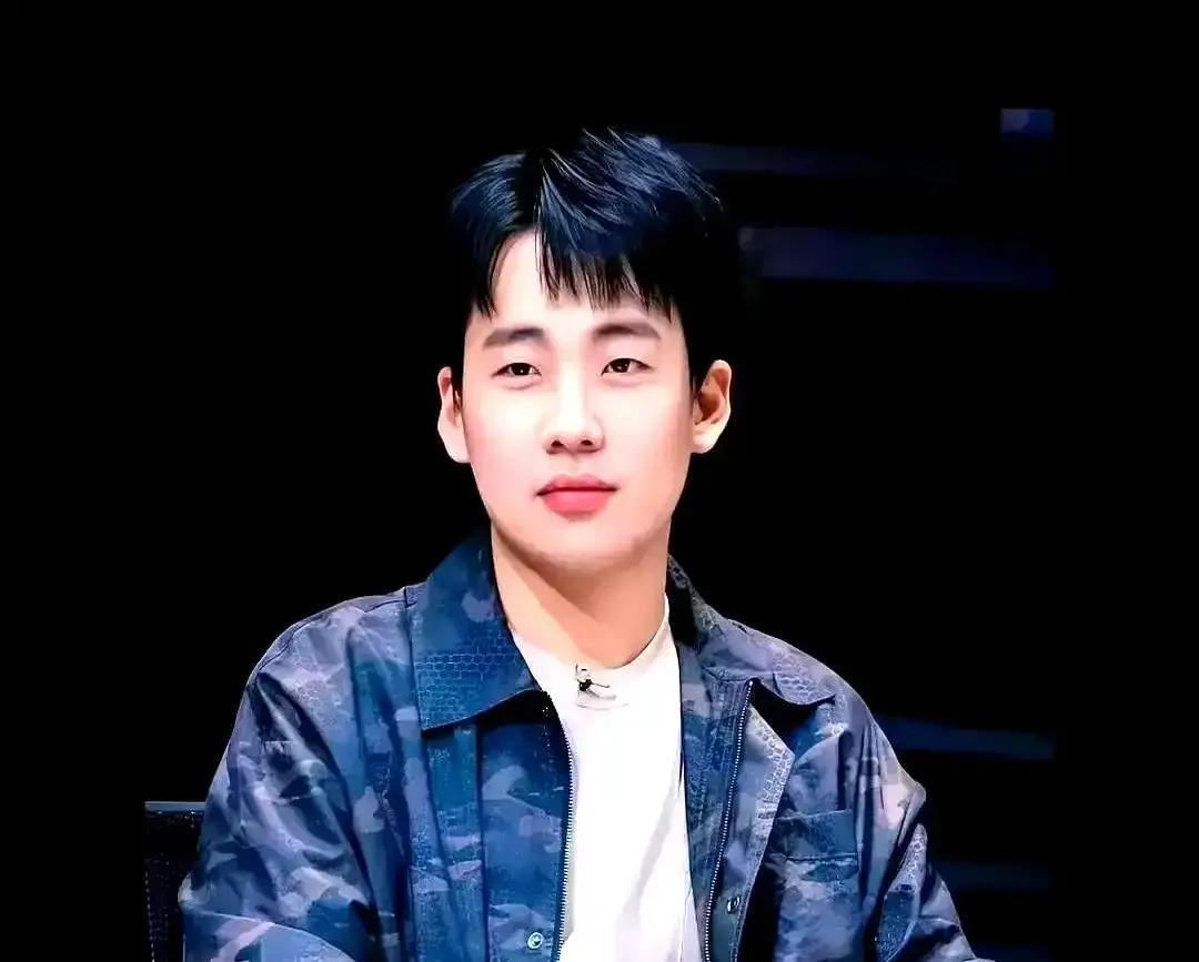 降薪30%，郭麒麟反而更值钱了正午阳光新剧《小巷人家》开机那天，服装组拿到