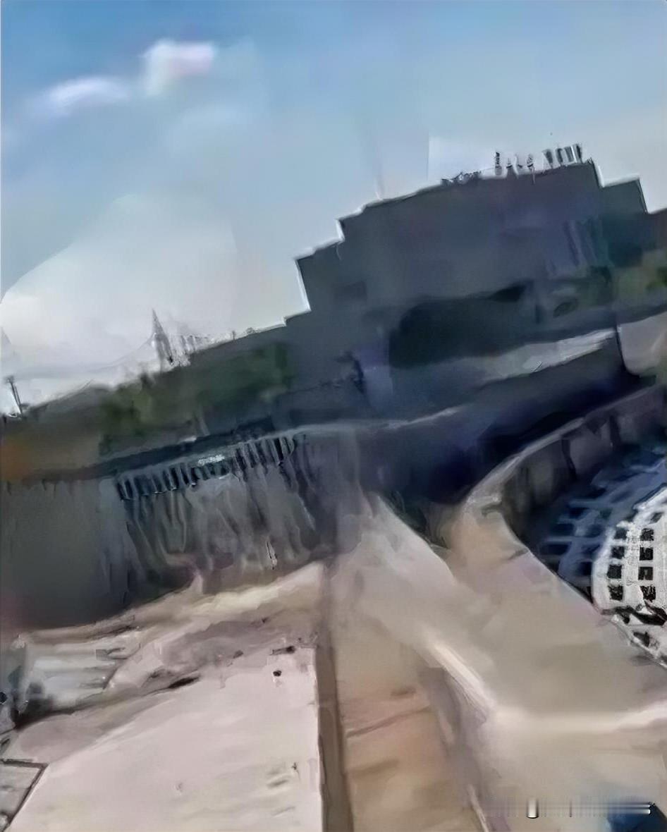 上海滨江车辆入江背后：我们身边的临水临崖路，防护真的够了吗？一辆车在上海滨江