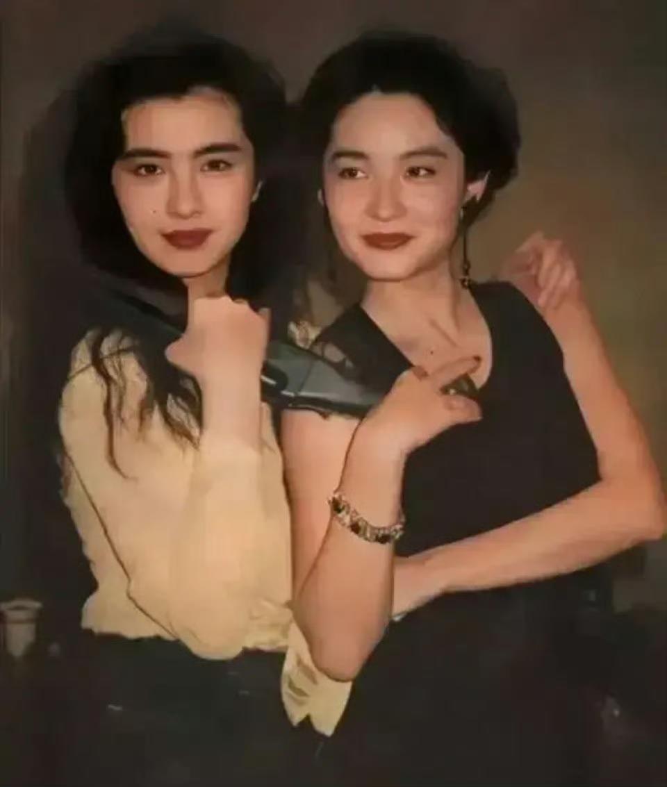 王祖贤和林青霞，当年美得各有千秋惊天动地，但现在的境遇却是天差地别了。女