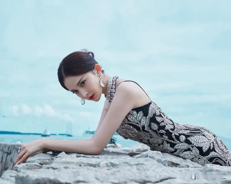 五一晚会上古力娜扎和张天爱同框演出，都穿长裙秀身材，这让“谁更性感”的讨论度拉满