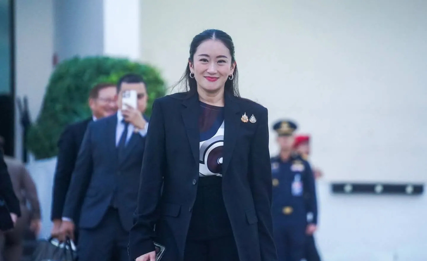 泰国总理出国开会去了简直不敢相信，泰国总理佩通丹竟然亲自