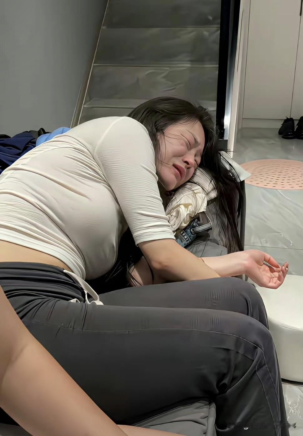 小姨子失恋了，哭得稀里哗啦的！一开始大家是真怕她出事。不仅是因为她两天没吃饭，