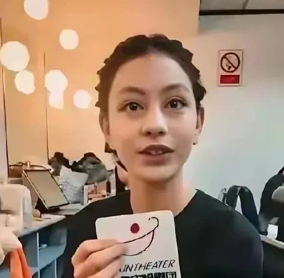 刘烨女儿霓娜，完美继承了父母亲的好基因，深邃的眉眼，高挺的鼻梁，不仅外貌精致，而