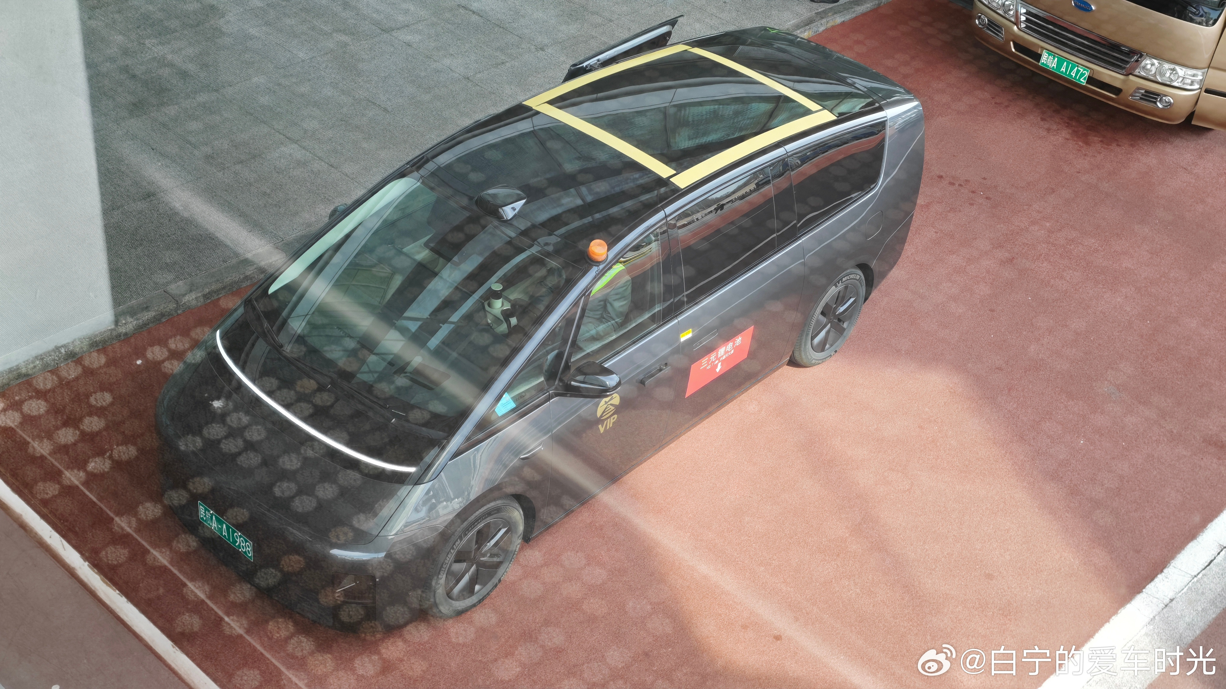 首都机场的VIP车已经从奔驰S变成理想MEGA了，这大灰MEGA穿上这身工作服好