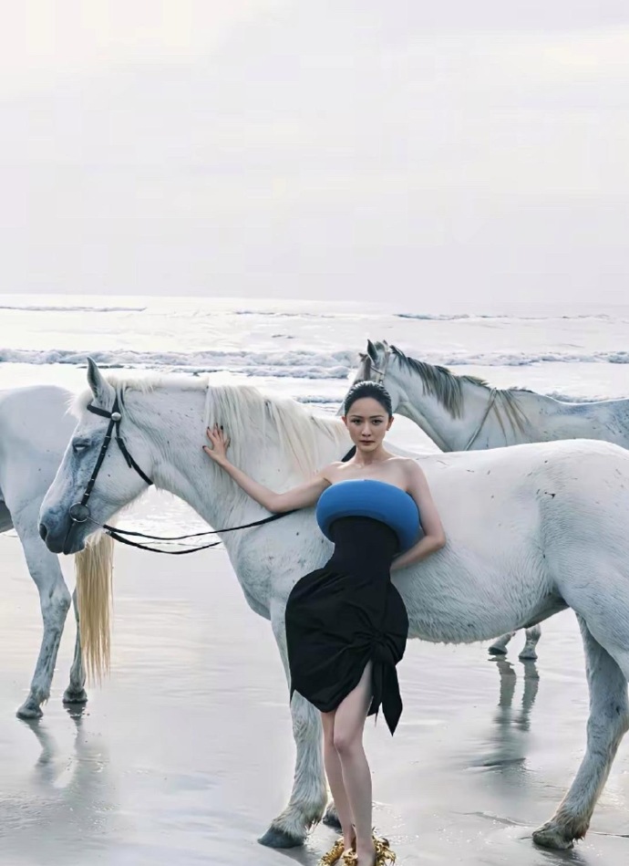 杨幂怎么戴着辣椒和游泳圈拍照，也太脱俗了。果然人漂亮穿什么都漂亮。​​​