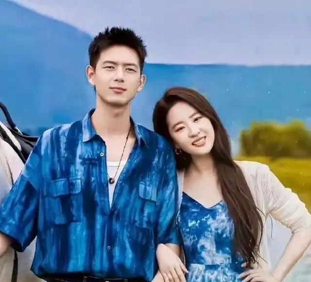 他们以为李现突然消失是在躲什么。其实他每天飞三个国家，是因为《去有风的地方》在