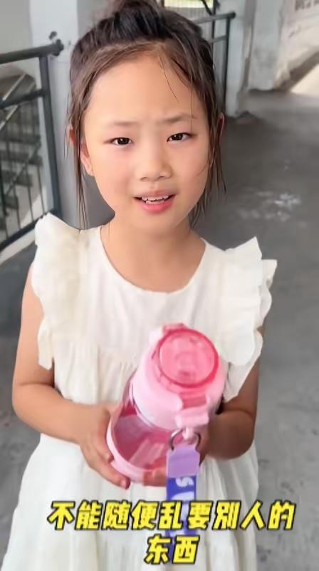 这才是教育的意义！河南小女孩悄悄托老师送水杯，护住同桌尊严，老师的举动太破防了