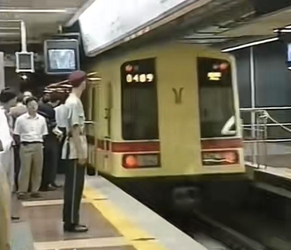 99年全线贯通的广州地铁一号线，感觉这条1号线的车26年了从来还没换，现在从外