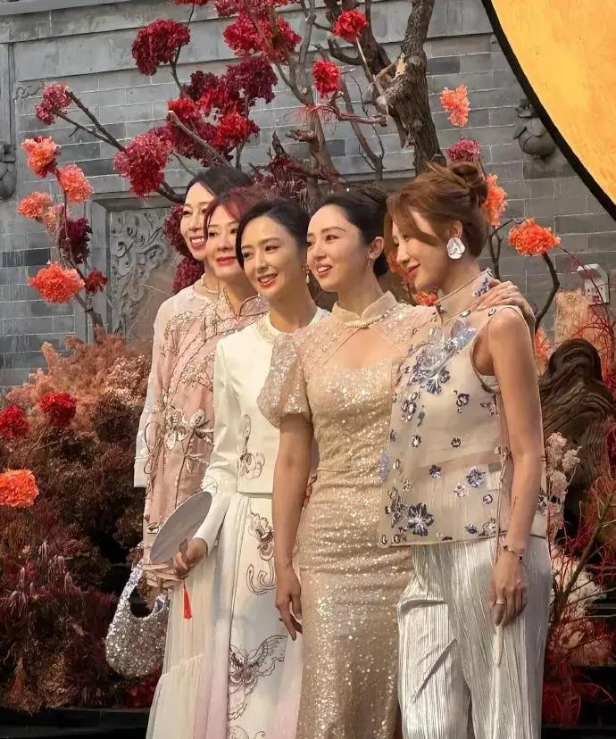 董璇“背叛”了佟丽娅。董璇和高云翔离婚，佟丽娅和陈思诚离婚。董璇和佟丽娅成了