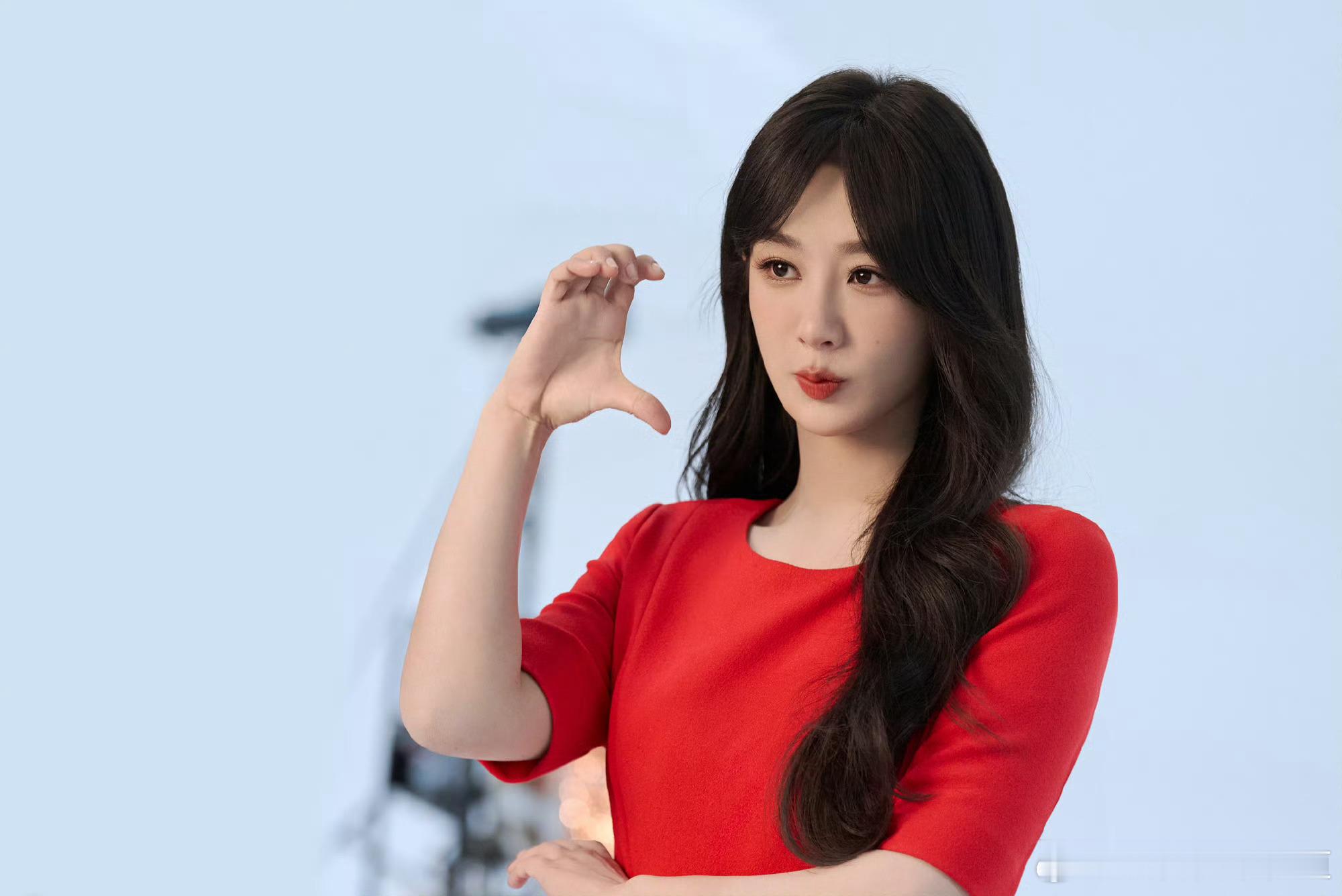 马思纯和杨紫聊过想演双女主电影演一正一邪那种吧，姐姐看着很坏，做了一大堆坏事，实