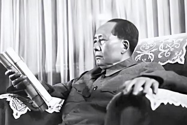 1921年7月，中共一大前夕，毛泽东和萧子升一同坐船。晚上，两人同床共枕。但这一