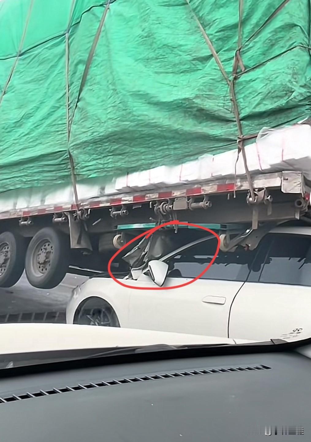 比亚迪海豹06：“大挂兄弟，你这也不行啊，就这么轻易的被我顶起来了！”大挂车：