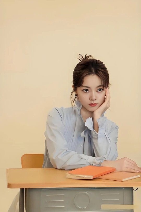 赵今麦被夸到害羞捂脸自带温柔钝感的少女感藏不住，被大家真心夸赞时慌忙捂脸，青涩腼