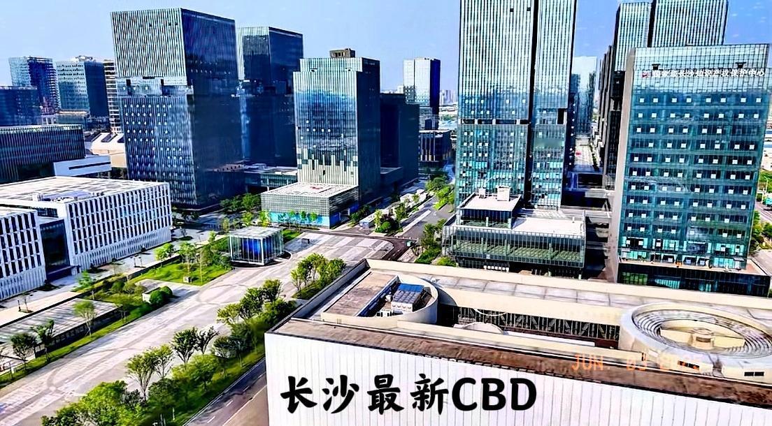看看长沙最新玻璃写字楼建设，这个建筑位于长沙梅溪湖不远处，大体上来讲，还是不高档