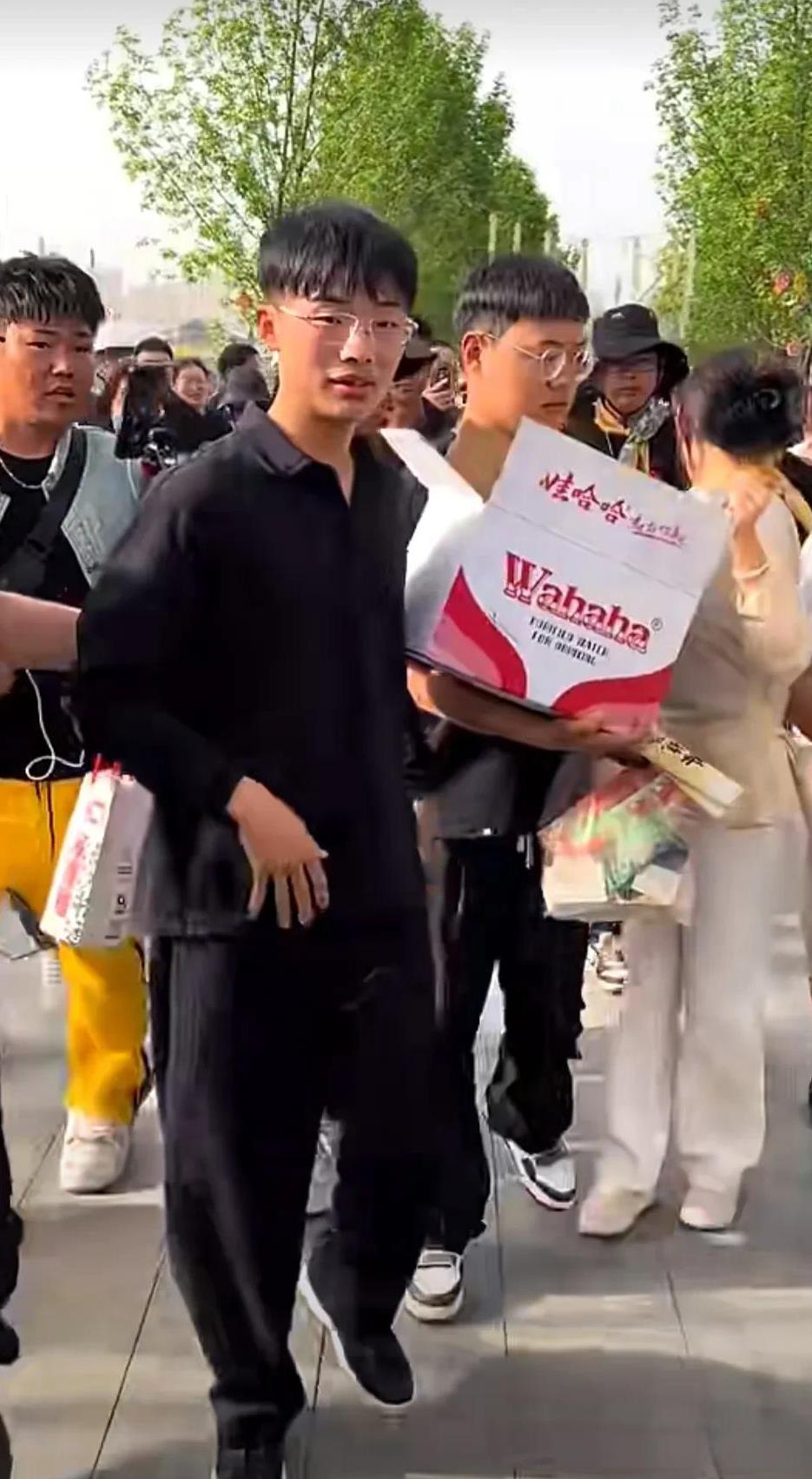 这最近的菏泽曹州牡丹园火的一塌糊涂！郭有才和老婆舒畅来牡丹园，大衣哥朱之文也来牡