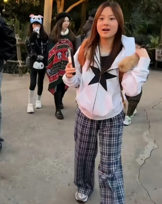甜馨去了游乐园，胖嘟嘟的脸真像贾乃亮！小姑娘身着格子裤与运动装，活脱脱就是13岁