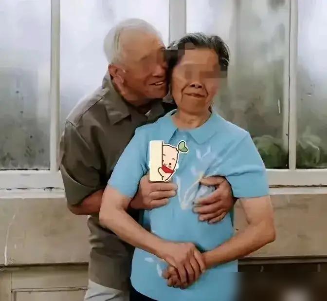 都这岁数了还干这种事，真让人没法说。脸面往哪儿搁？家里小辈知道了得多难堪。​