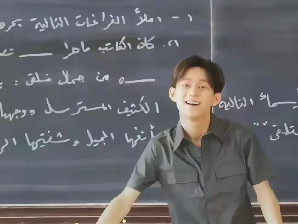 原来一开始23岁的何炅，在北外教授阿拉伯语