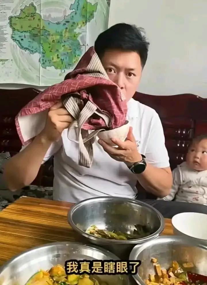 妻子当着孩子的面，把围裙狠狠甩进丈夫饭碗里，数落他让自己受苦——这一幕，到底是情
