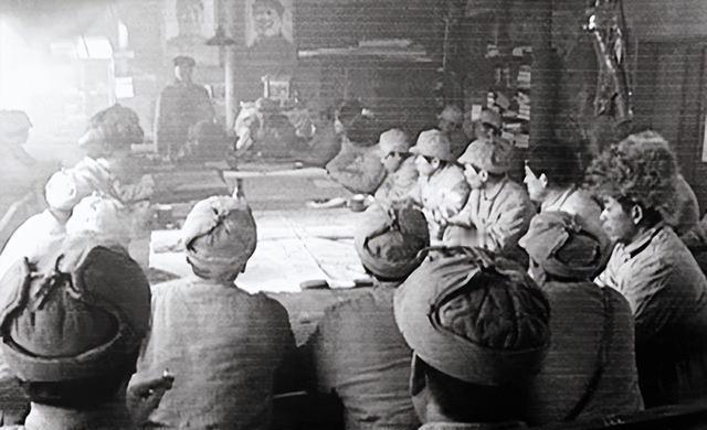 南京解放，炮兵团长检查战利品，有2门炮竟是挺进大别山时丢掉的南京解放，战利品