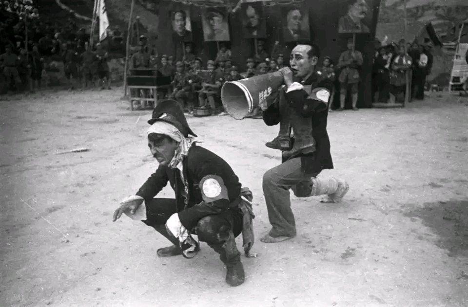 1944年6月，延安庆祝盟军诺曼底登陆成功，两名演员在扮演希特勒与戈培尔。
